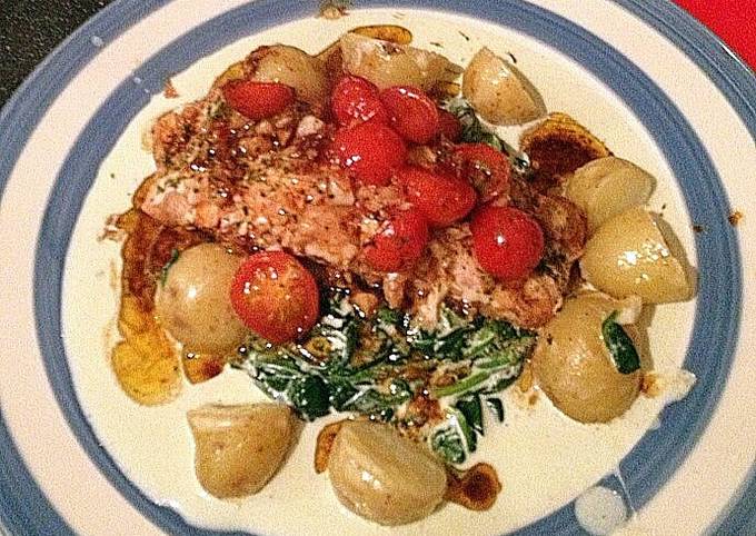 Salmon with cherry tomatoes, creamed spinach and new potatoes