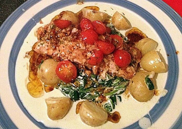 Salmon with cherry tomatoes, creamed spinach and new potatoes