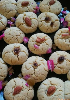 A picture of Almond raisin cookies.