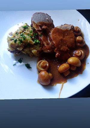 Una foto de Carne a la olla en vino y soya