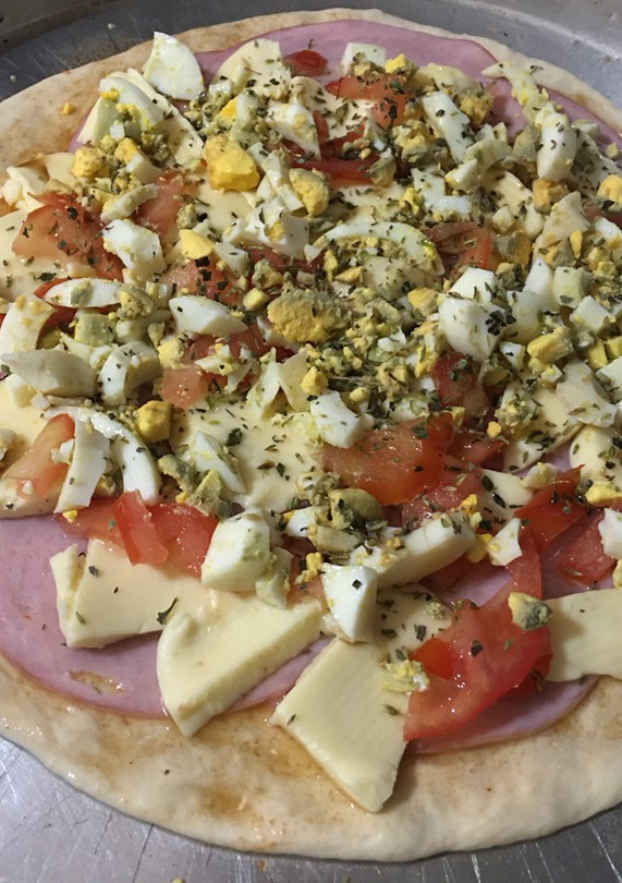 Una foto de Pizza rellena a mi manera 🍕🍕🍅🍅