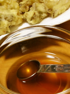 A picture of Tentsuyu (Tempura Dipping Sauce) & Ten-don (Tempura Rice Bowl) Sauce.