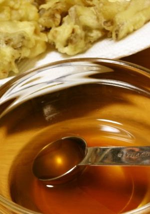 A picture of Tentsuyu (Tempura Dipping Sauce) & Ten-don (Tempura Rice Bowl) Sauce.