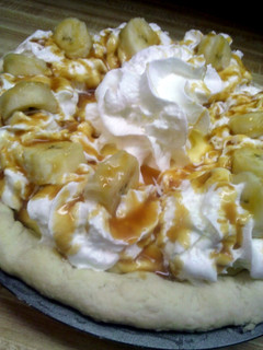A picture of caramel banana cream pie.