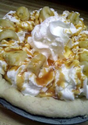 A picture of caramel banana cream pie.