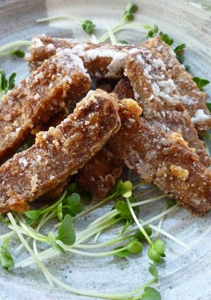 A picture of Garlic-Seasoned Maguro Tuna Tastuta-age (Marinated Deep Fried Tuna).