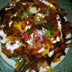 A picture of Chili cheese fries.