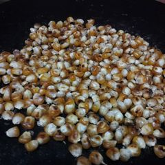 A picture of Makai ke bhuny dany wo bhi tawy waly🌽🌽🌽🌽.