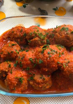 Una foto de Albóndigas de lentejas y salsa de tomate