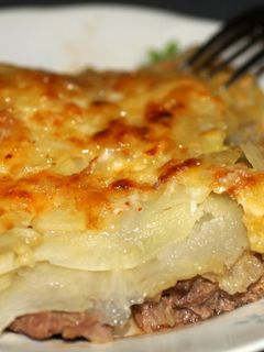 Фото Мясо по-французски с картошкой и грибами.