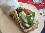 Una foto de kebab de pollo