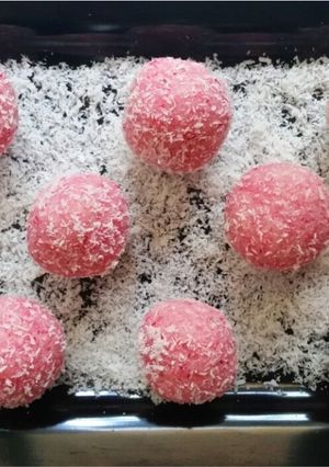 A picture of Beetroot ladoos.