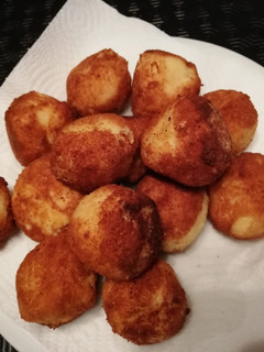 Una foto de Bolitas de patata, rellenas de queso