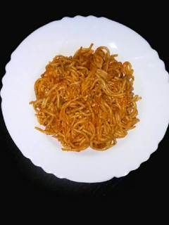 Una foto de Espagueti en salsa de cacahuete rojo y pollo