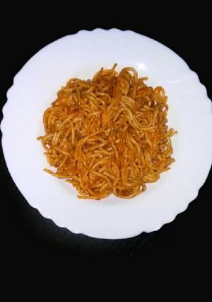 Una foto de Espagueti en salsa de cacahuete rojo y pollo