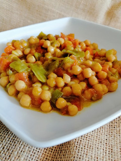 Una foto de Guiso de garbanzos y verduras al curry