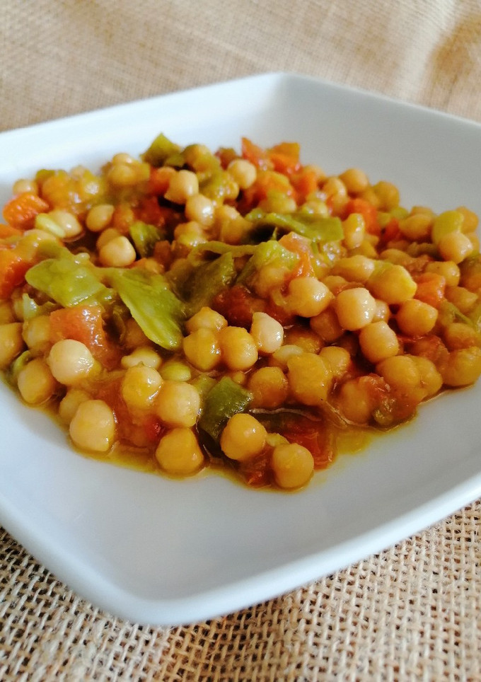 Una foto de Guiso de garbanzos y verduras al curry
