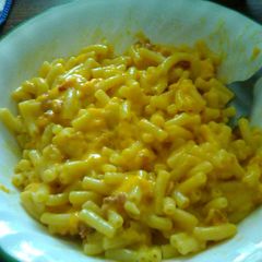 Super cheesy Mac and cheese w 🥓 bits A picture of Super cheesy Mac and cheese w 🥓 bits.