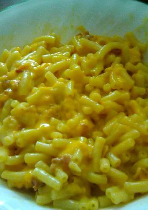 A picture of Super cheesy Mac and cheese w 🥓 bits.