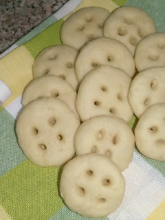 A picture of Button cookies without oven.