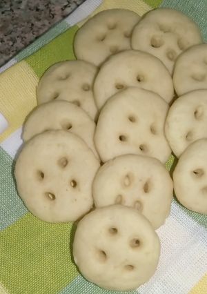 A picture of Button cookies without oven.