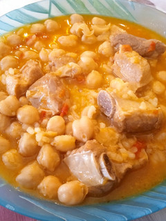 Una foto de Garbanzos con costillas de cerdo y arroz