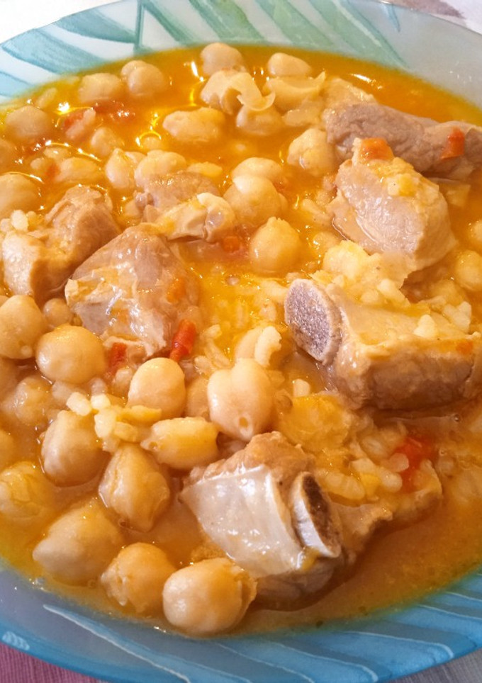 Una foto de Garbanzos con costillas de cerdo y arroz