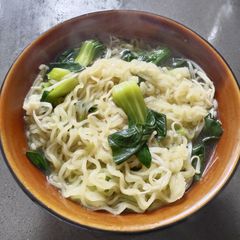 A picture of Instant Noodle with Leafy Veggies.