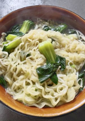 A picture of Instant Noodle with Leafy Veggies.