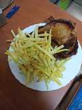 Chuletas lacadas a la barbacoa con papas fritas