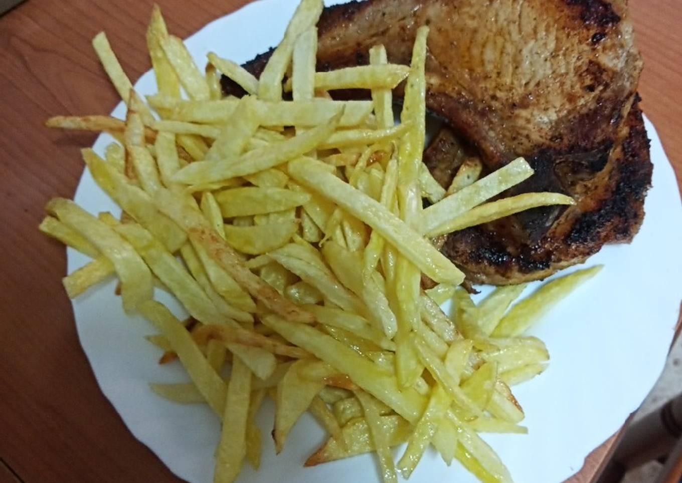 Chuletas lacadas a la barbacoa con papas fritas