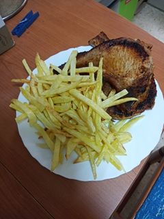 Una foto de Chuletas lacadas a la barbacoa con papas fritas