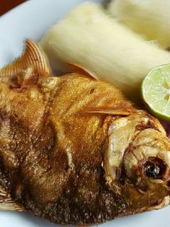 Una foto de Pescado de paco frito con yuca
