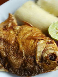 Una foto de Pescado de paco frito con yuca
