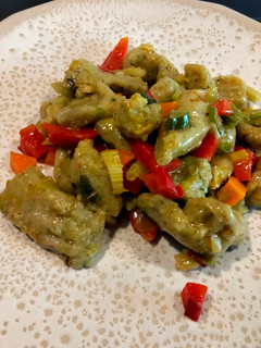 Una foto de Ñoquis de brócoli y garbanzos
