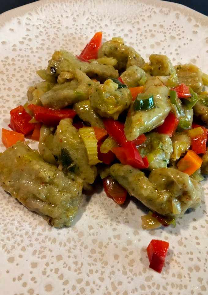 Una foto de Ñoquis de brócoli y garbanzos