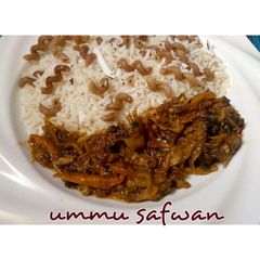 A picture of White rice with Brown macroni 🤩🤩🤩.