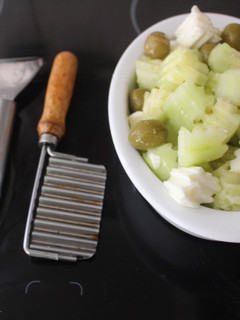 Una foto de Ensalada de pepino, queso y aceitunas