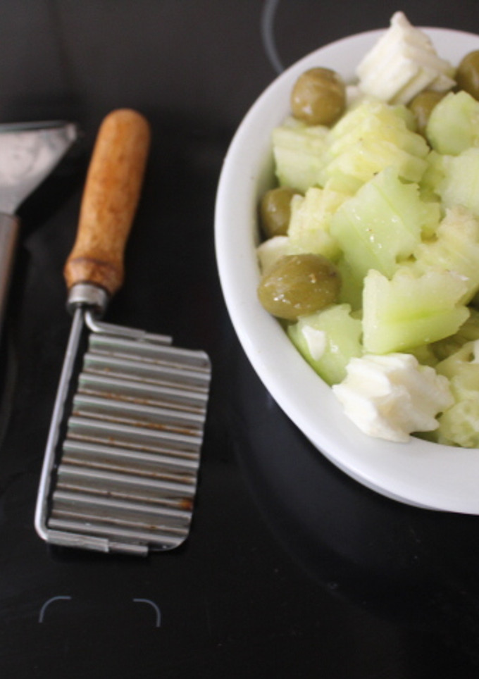 Una foto de Ensalada de pepino, queso y aceitunas
