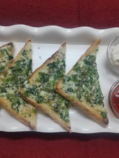 ચીઝ ચીલી ગાર્લિક ટોસ્ટ(Cheese Chilli Garlic Toast Recipe in Gujarati) રેસીપી મુખ્ય ફોટો