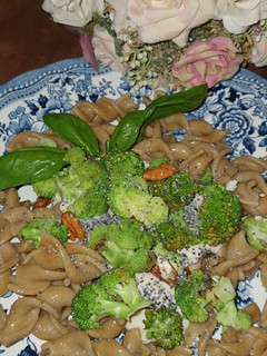 Una foto de Pasta de chía con brócoli y aderezo de nueces