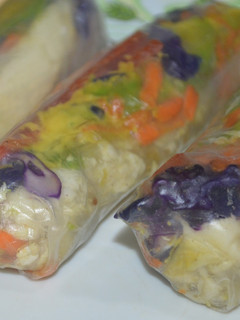 Una foto de Rollitos de pollo y vegetales en papel de arroz