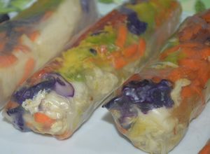 Una foto de Rollitos de pollo y vegetales en papel de arroz