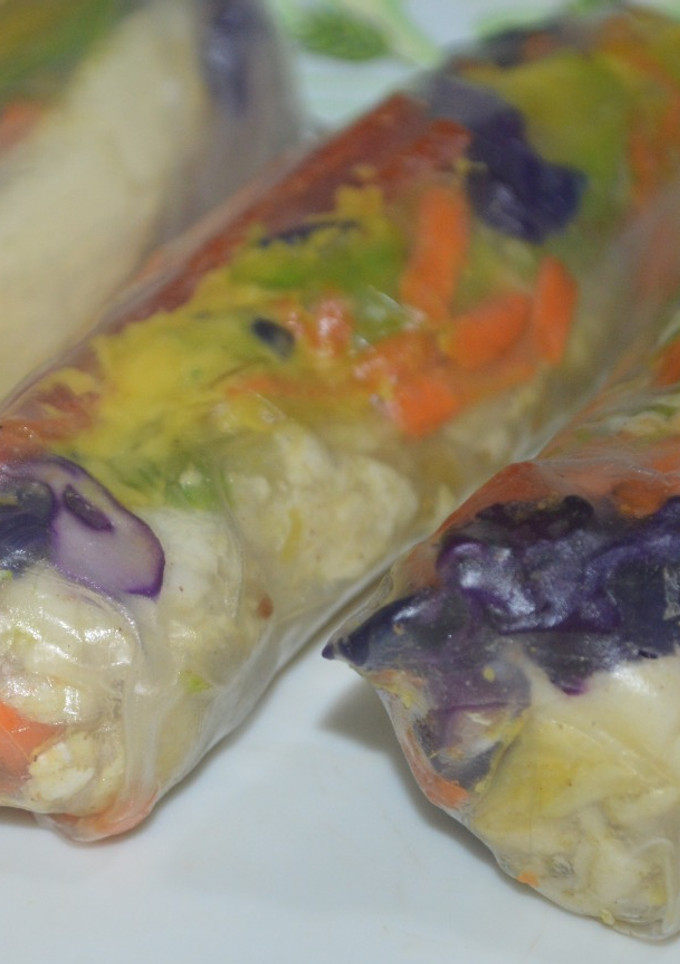 Una foto de Rollitos de pollo y vegetales en papel de arroz