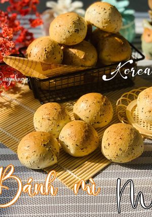 Hình của món Bánh mì mè đen hàn quốc.