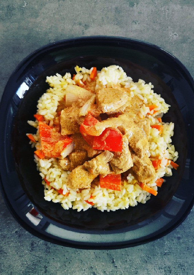 Una foto de Pollo Tandoori & Arroz con zanahoria y jengibre