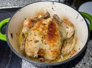 Una foto de pollo al horno romero y papas