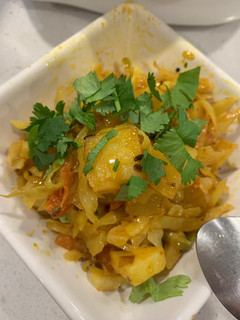 કોબીજ બટાકા નું શાક (Cabbage Bataka Shak Recipe In Gujarati) રેસીપી મુખ્ય ફોટો