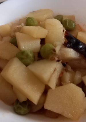 আলু কড়াইশুঁটির তরকারি(aloo karaishutir tarkari recipe in Bengali) রেসিপির প্রধান ছবি