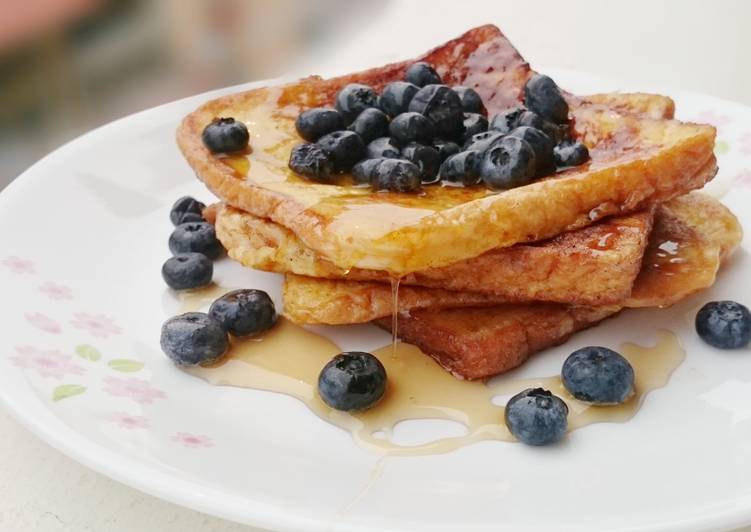 French Toast With Maple Syrup And Blueberries